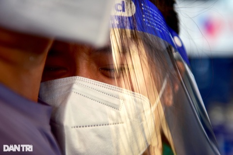 Nữ sinh Cao đẳng Y tế Bạch Mai rơi nước mắt không nỡ rời TPHCM