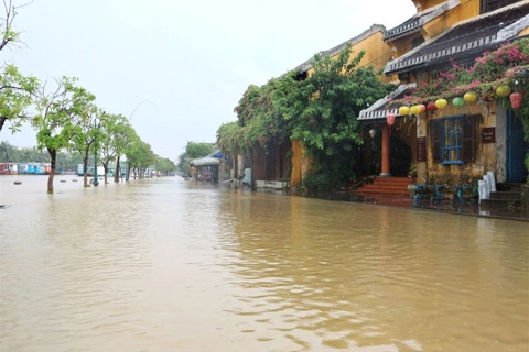 Nước lũ "tấn công", phố cổ Hội An ngập mênh mông