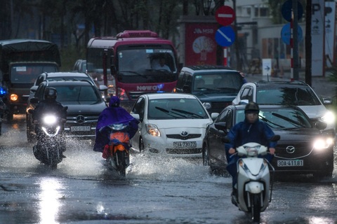 Hà Nội mưa rét sáng đầu tuần, người dân Thủ đô vất vả trên đường đi làm