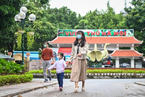 Vườn thú Hà Nội vắng vẻ ngày đón khách trở lại