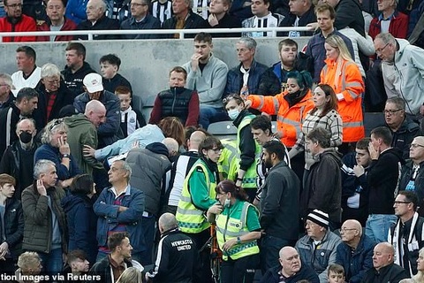 Cổ động viên bị ngừng tim, trận đấu Newcastle - Tottenham tạm dừng