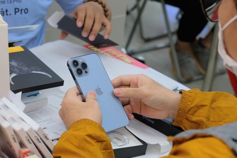 Cơn khát iPhone 13 tại Việt Nam sẽ kéo dài bao lâu?