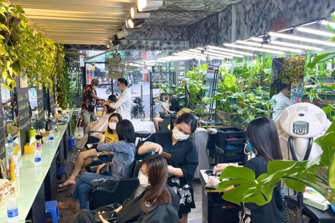 Người đàn ông biến tiệm tóc thành vườn kiểng, nhiều cây giá trăm triệu