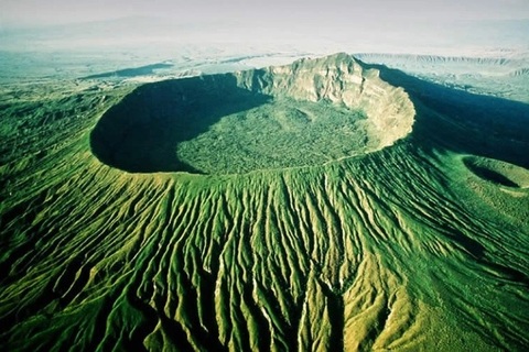Khu rừng kỳ lạ nằm trong miệng núi lửa