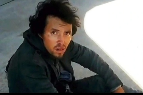 Người đàn ông sống sót sau 2 giờ bám càng máy bay đến Mỹ