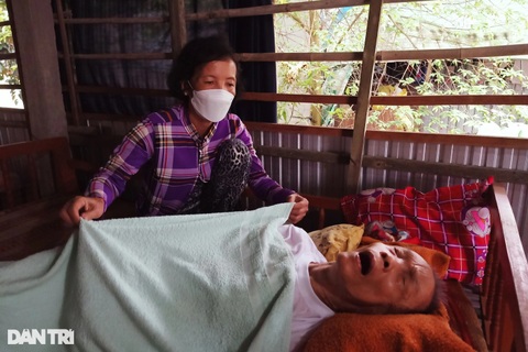 Cha mẹ tai biến liệt giường, vợ chồng con gái ốm nặng khẩn cầu sự giúp đỡ