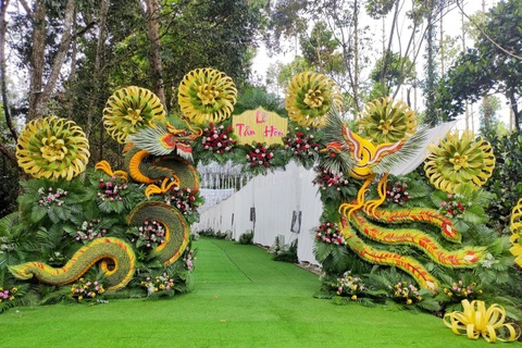 Cổng cưới miền Tây kết từ hoa quả, giá chục triệu đồng