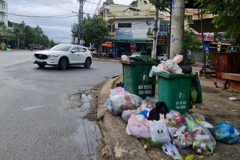 Một hộ dân quyết chặn lối xe thu gom vào bãi, rác thải toàn thành phố ùn ứ