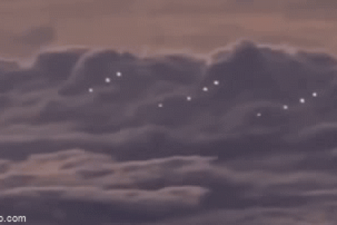 Sửng sốt cả chục vật thể bay phát sáng di chuyển ở độ cao 12 km