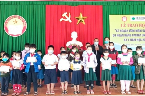 Hội khuyến học Quảng Nam trao học bổng đến 300 học sinh nghèo hiếu học