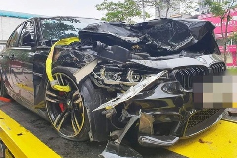 Sau cú va chạm, BMW nát đầu, xe tải húc đổ tường trường tiểu học