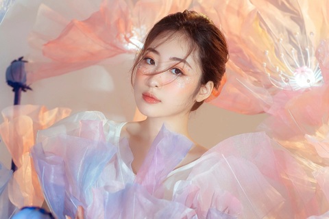 Nữ sinh ngoại thương đẹp tựa nắng mai chia sẻ về nghề người mẫu ảnh