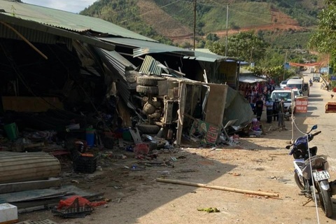 Tài xế xe tải mất lái lao vào chợ khiến 2 người chết, 3 người bị thương