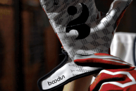 Đánh bóng chày trong lồng - trải nghiệm mới của giới trẻ TPHCM