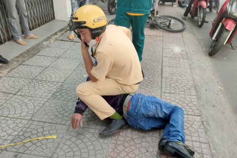 CSGT khống chế đối tượng dùng dao đâm gục 2 phụ nữ trên đường