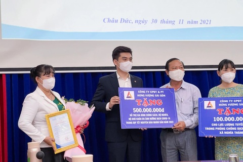 CEO Hưng Vượng Holdings trực tiếp trao tặng 6.000 bộ KIT test Covid-19 và kinh phí tới huyện Châu Đức