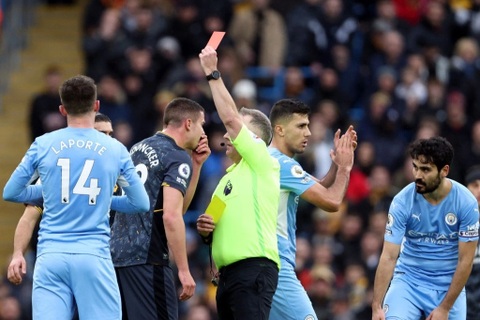 Jimenez nhận thẻ đỏ ngớ ngẩn, Wolves dâng chiến thắng cho Man City