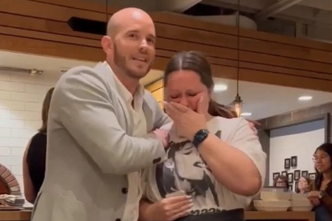 Nhân viên phục vụ bị sa thải sau khi thực khách típ 4.400 USD