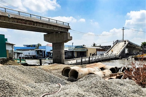 Dấu chấm hỏi cho cây cầu 70 tỷ đồng đổ ập xuống sông