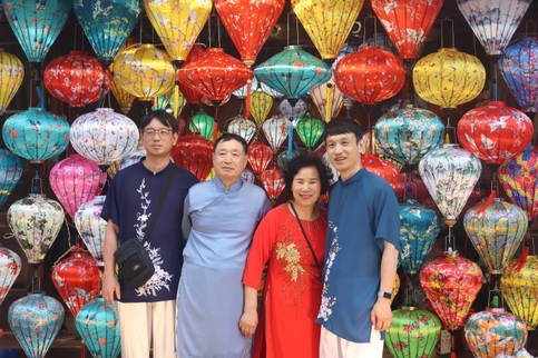 Hoi An ancient town packed with tourists during holiday