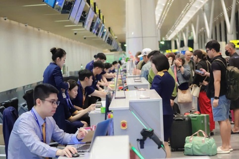 Airfares fall sharply across Vietnam after national holiday