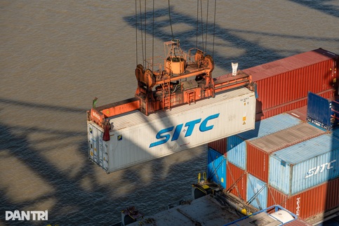 Vietnam returns to trade surplus after nine months of deficits