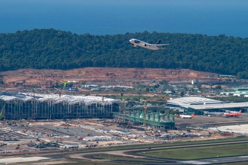 First flights use new runway at Phu Quoc airport