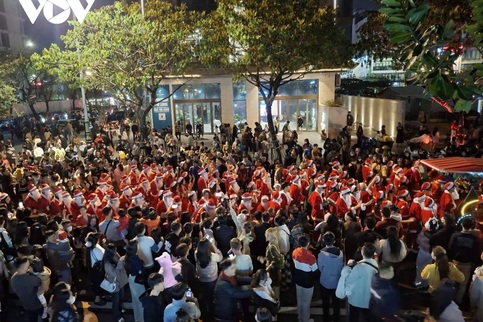 Hundreds of Santas hit Danang streets for early Christmas celebrations