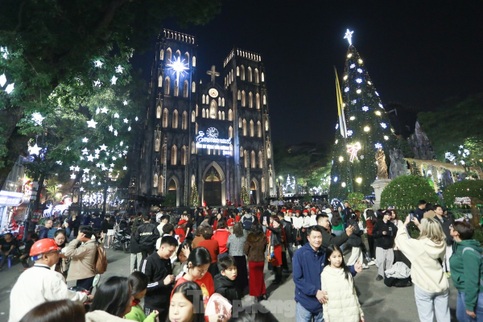 Christmas spirit fills Hanoi streets