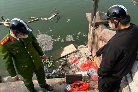 Hanoians face fines for dumping waste into West Lake