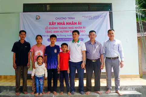 Poor Binh Dinh family given new house