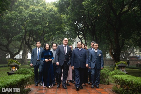 New Zealand PM visits Temple of Literature