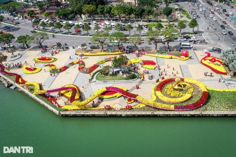 Danang opens 2km coastal flower street