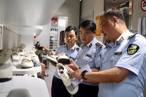 Fake luxury goods sold at fashion stores in central Danang