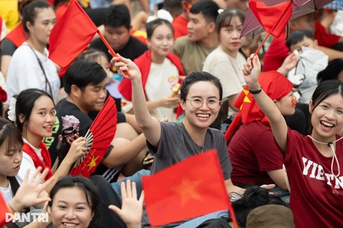 Crowds flock to Hanoi streets to watch National Day parade rehearsal