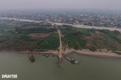 Over 450 students cross river daily to attend school in Hanoi