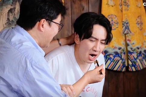 South Korean star breaks a sweat trying coconut worms in Vietnam