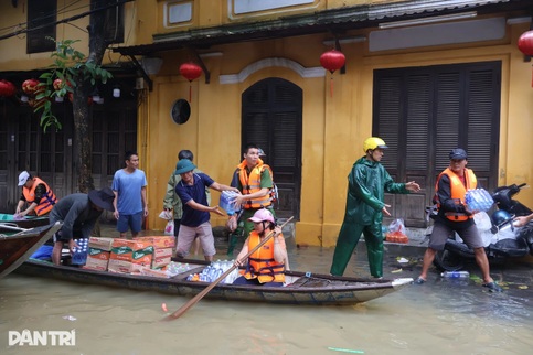 Water rises again in Hoi An, forcing tourists and residents to flee