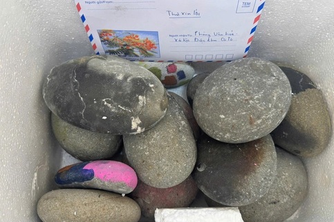 Visitor returns 14 kilos of stones to Co To after nearly a decade