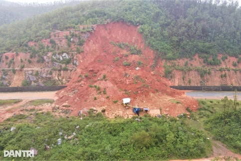 Ha Tinh coastal road shut for weeks after landslides