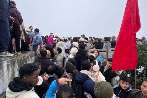 Severe congestion hits Ha Giang tourist sites over new year holiday