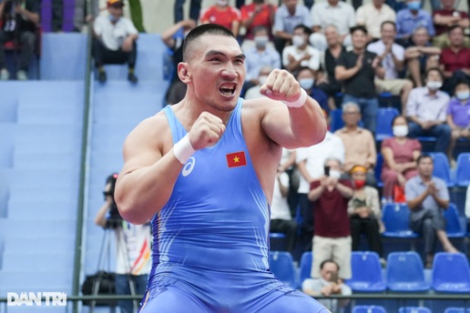 Màn ăn mừng ấn tượng của "gã khổng lồ" Hà Văn Hiếu giành HCV môn đấu vật