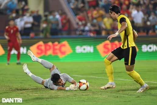 Không chịu rời sân, thủ môn Malaysia dâng chiến thắng cho U23 Việt Nam