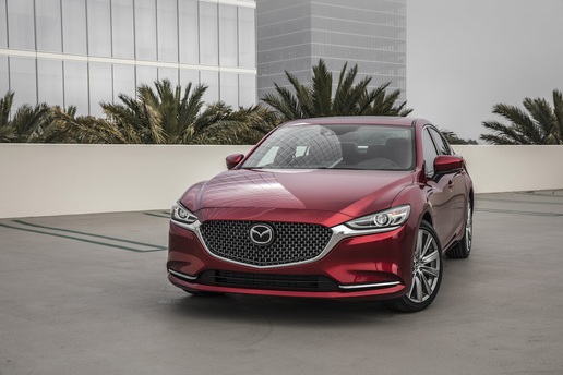 Mazda 6 giảm giá gần 100 triệu đồng khi bị Camry bỏ xa về doanh số