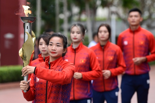 Cô gái vàng Nguyễn Thị Oanh dẫn đầu đoàn rước đuốc Đại hội TDTT toàn quốc