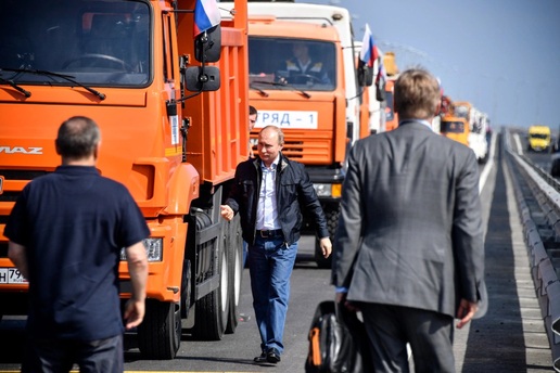 Tổng thống Putin lái xe băng qua cầu Crimea