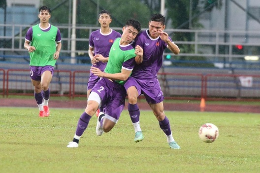 Đội tuyển Việt Nam "tắm mưa" rèn tuyệt chiêu đấu Malaysia