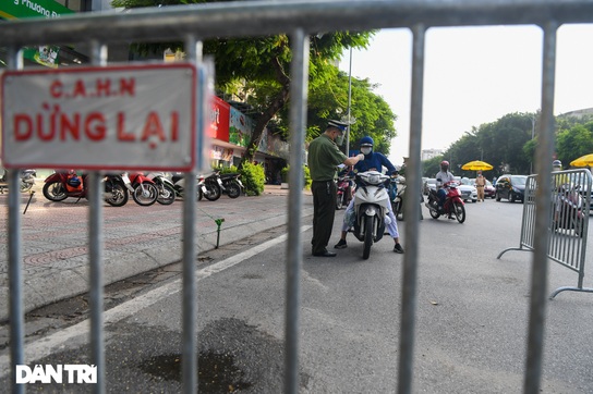 Hà Nội xem xét việc dừng kiểm tra giấy đi đường ở 19 quận, huyện