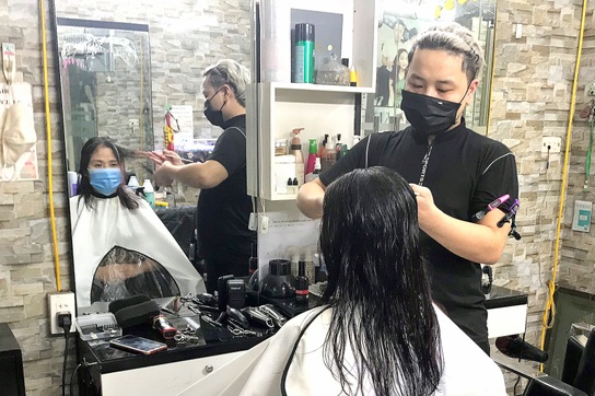 Tạm trú ở Hà Nội có phải về quê xin xác nhận hỗ trợ?