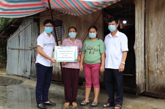 Bạn đọc Dân trí giúp đỡ người mẹ nuôi con, cháu khờ dại hơn 90 triệu đồng